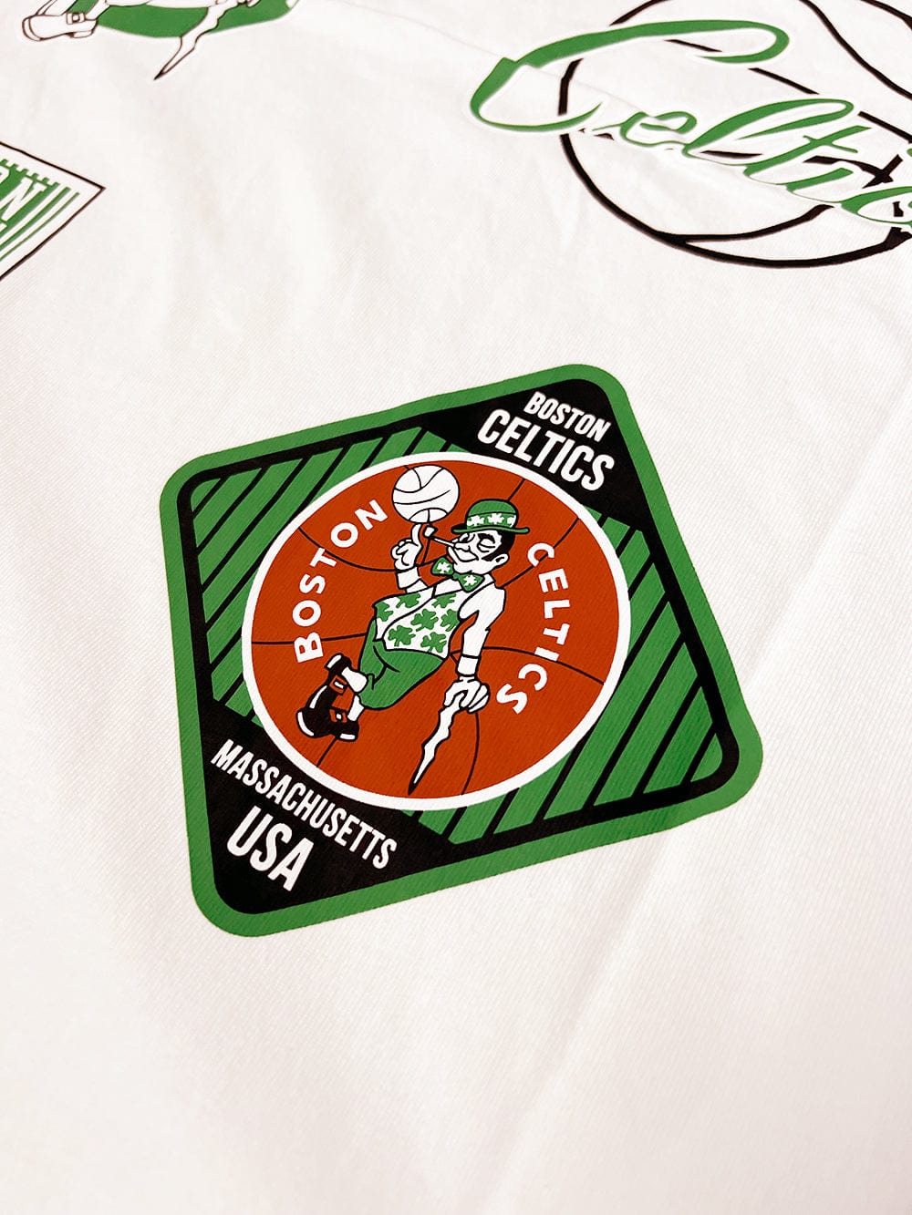 Mitchell And Ness T-Shirts Boston Celtics Mitchell & Ness NBA Script Patch Arch Vintage T-Shirt - Vintage White