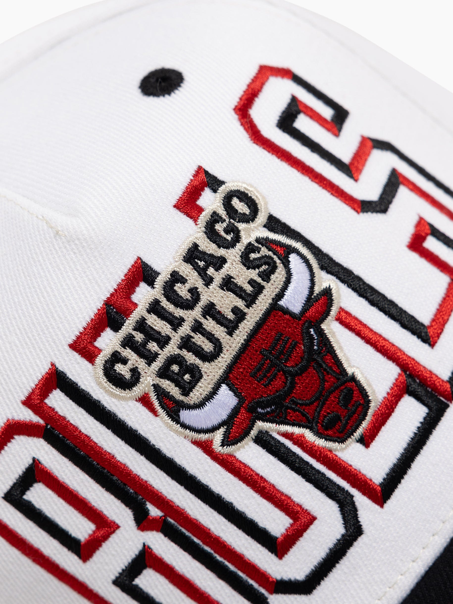 Mitchell And Ness Caps Chicago Bulls Mitchell & Ness NBA Bevel Classic Red Snapback Hat - White