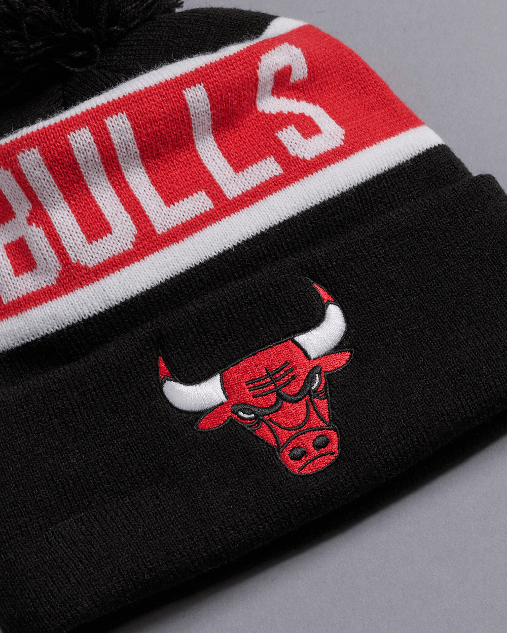 New Era Beanies Chicago Bulls New Era NBA Spell Out Pomless Knit Beanie - Black