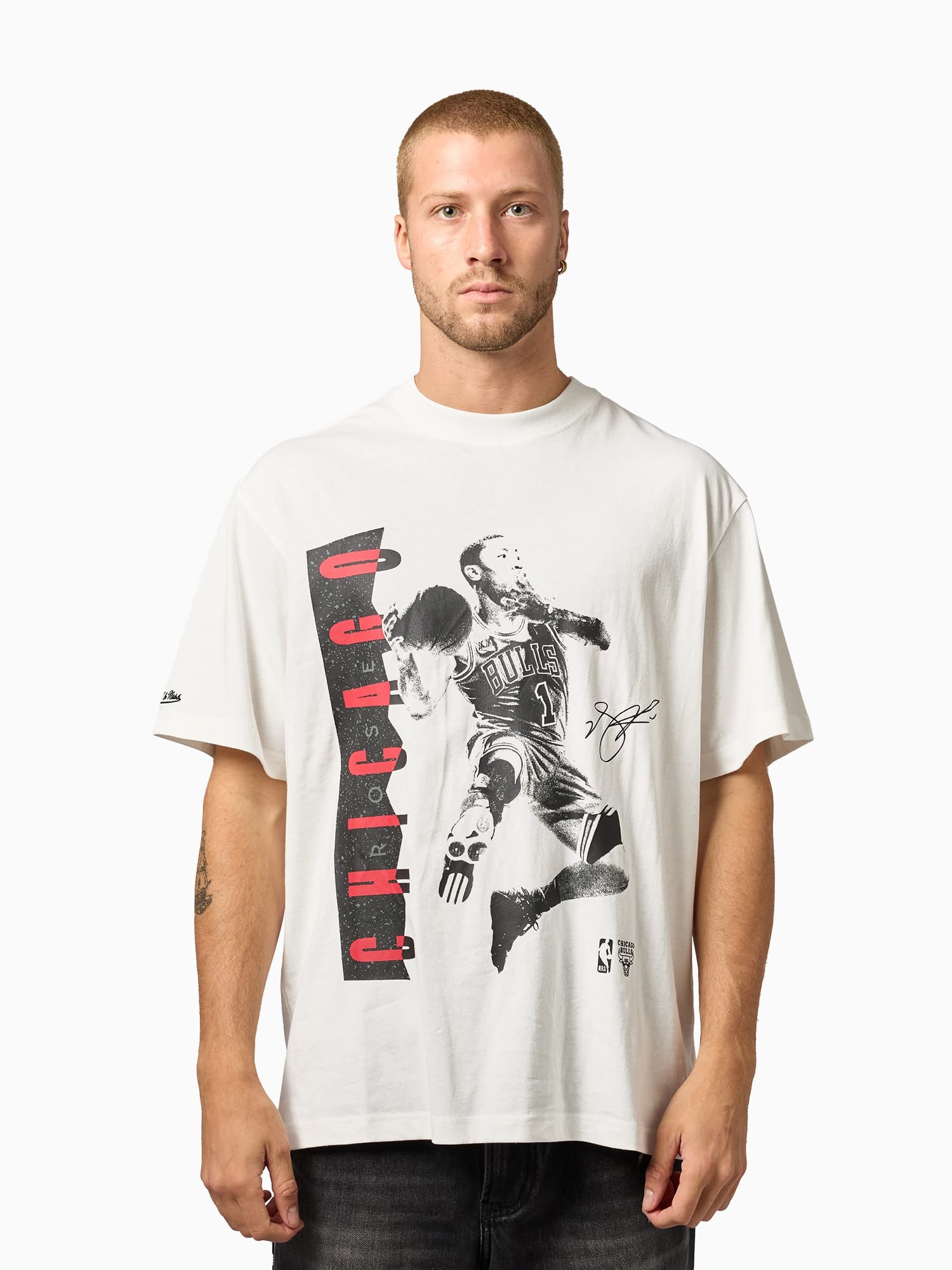 Mitchell And Ness T-Shirts Derrick Rose Chicago Bulls Mitchell & Ness NBA Lay Up Vintage T-Shirt - Vintage White