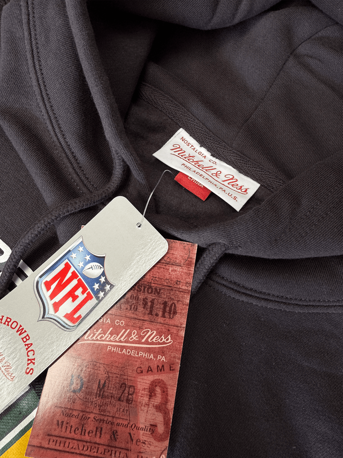 Mitchell And Ness Jumpers Green Bay Packers Mitchell & Ness NFL Arch Helmet Vintage Hoodie - Washed Black