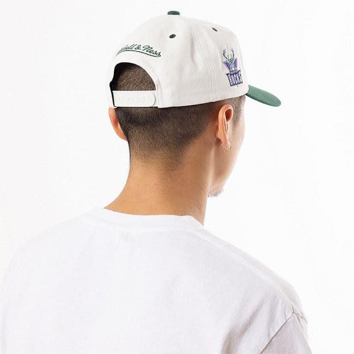 Mitchell And Ness Caps Milwaukee Bucks Mitchell & Ness NBA HWC Script Deadstock Snapback Hat - Off White