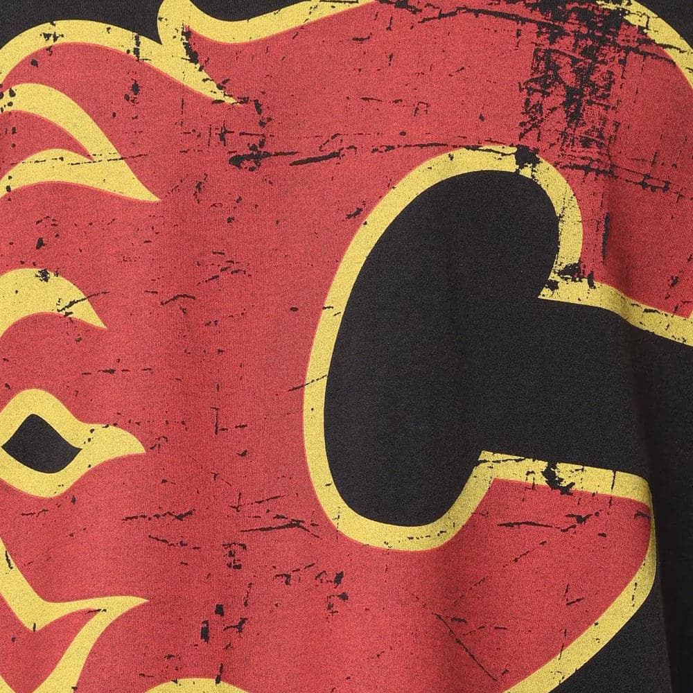 NHL Branded T-Shirts Calgary Flames NHL Distressed Logo Vintage T-Shirt - Black