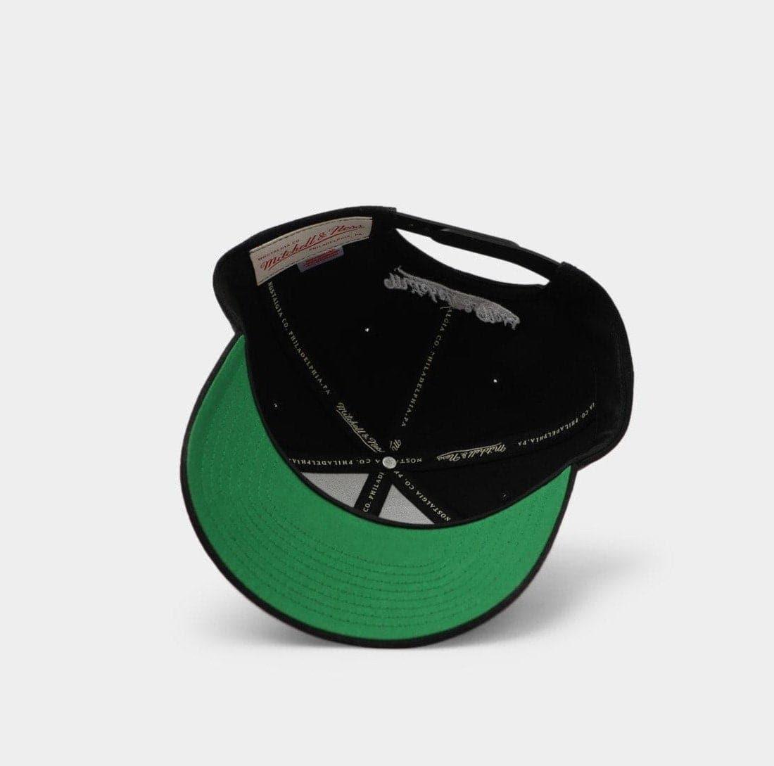 Mitchell And Ness Caps Chicago Bulls Mitchell & Ness NBA 96 Champs Curved Deadstock Snapback Hat - Black