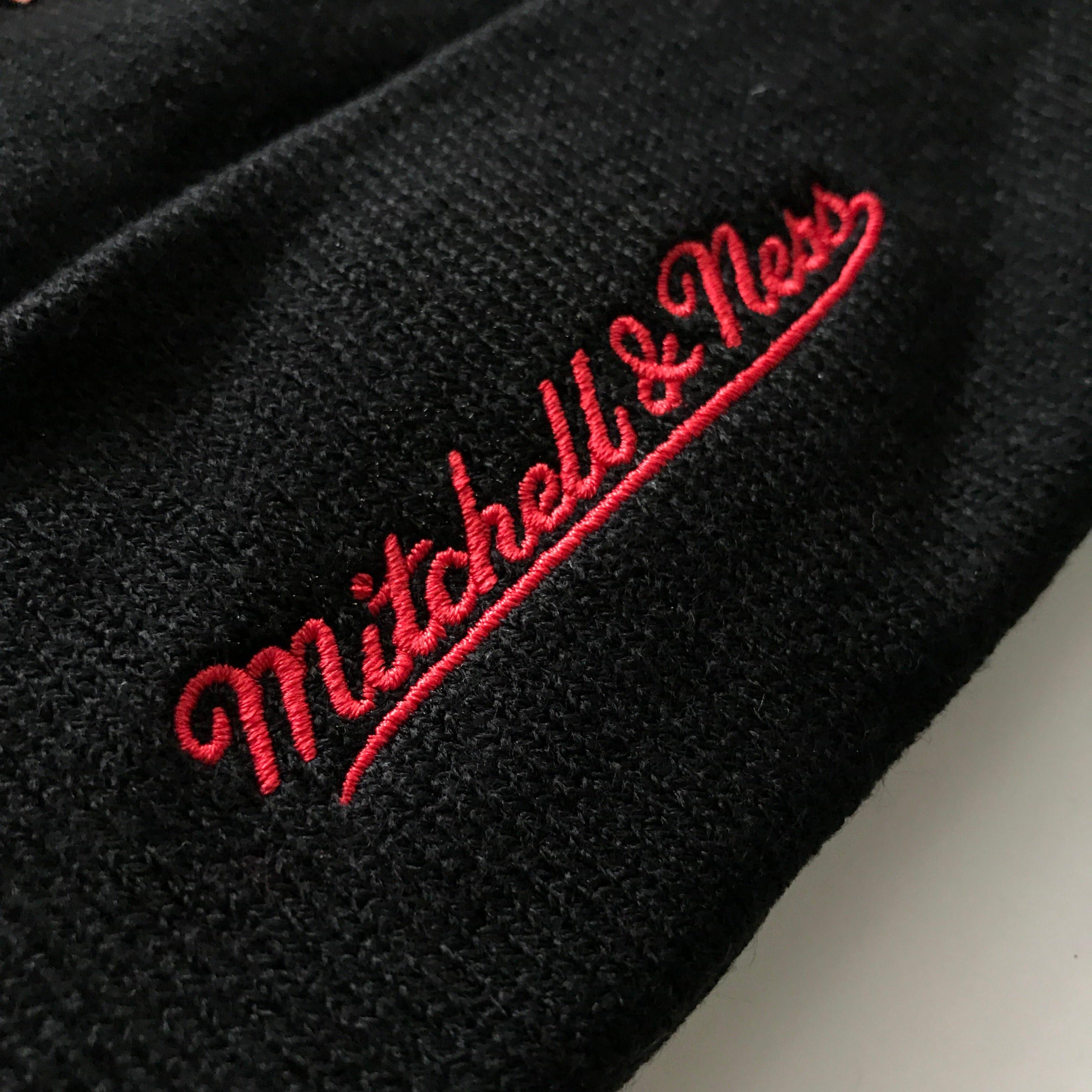 Mitchell And Ness Beanies Chicago Bulls Mitchell & Ness NBA Script Burst Pom Knit Beanie - Black