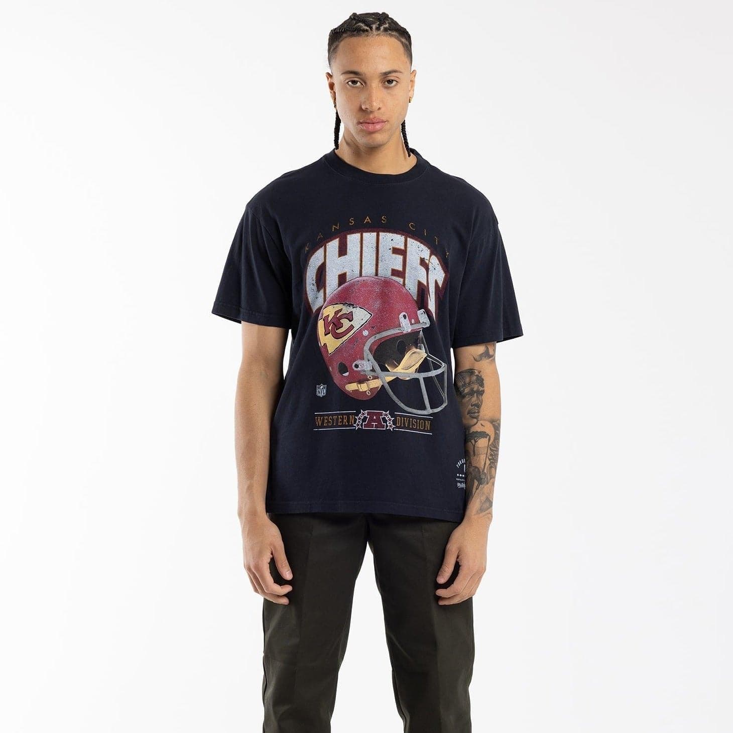 Mitchell And Ness T-Shirts Kansas City Chiefs Mitchell & Ness NFL Helmet Vintage T-Shirt - Faded Black
