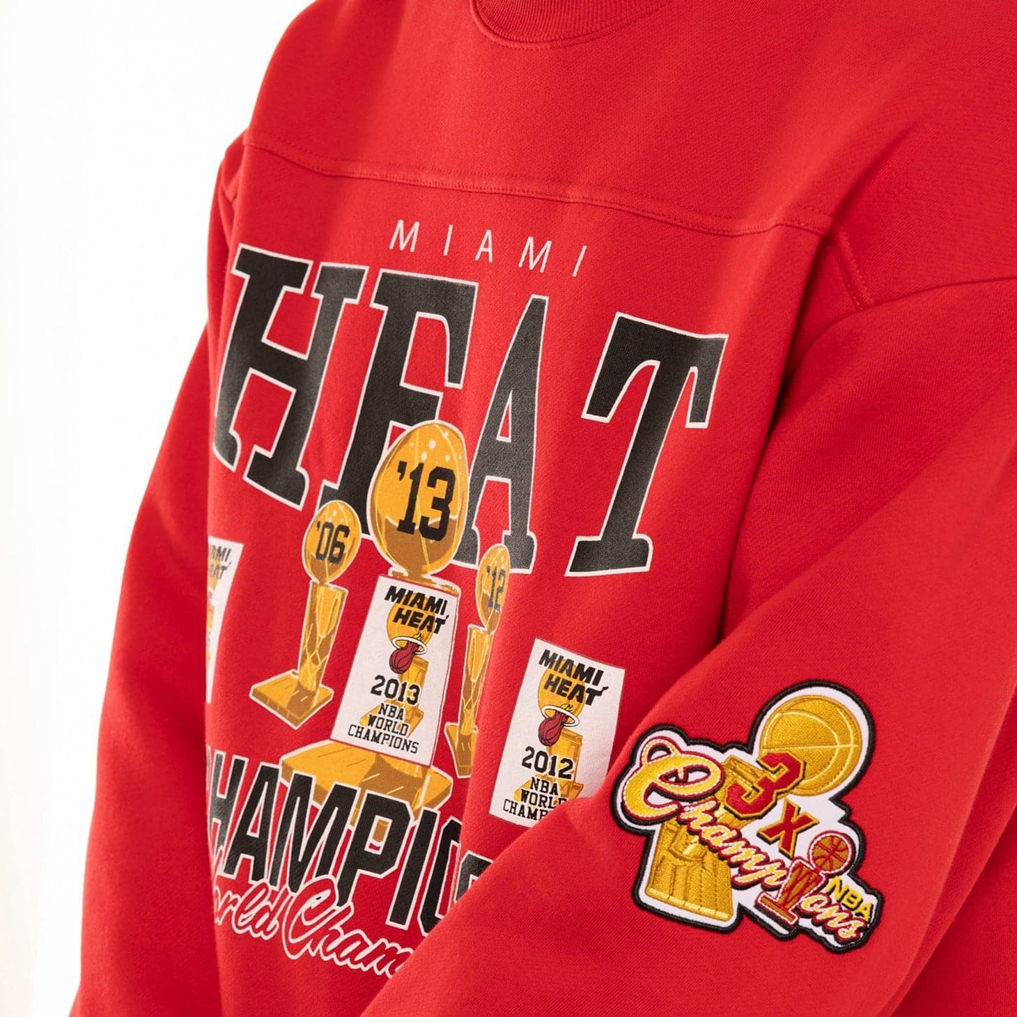 Mitchell And Ness Jumpers Miami Heat Mitchell & Ness NBA World Champs Vintage Crew Jumper - Faded Red