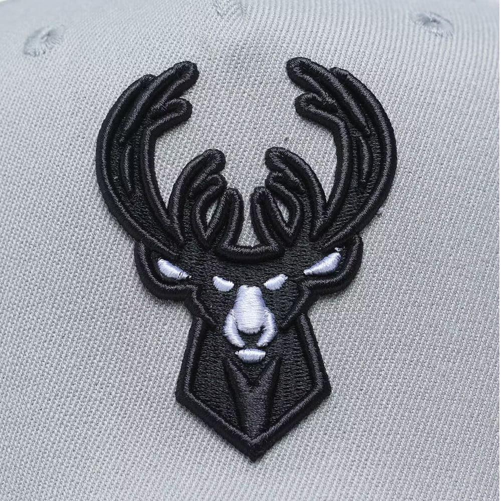 Mitchell And Ness Caps Milwaukee Bucks Mitchell & Ness NBA Greytones Classic Red Snapback Hat - Grey