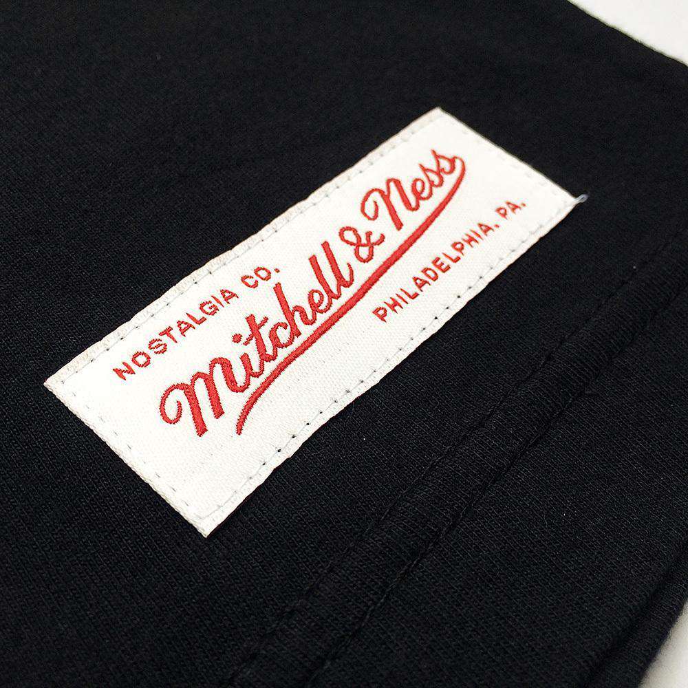 Mitchell And Ness T-Shirts New York Knicks Mitchell & Ness NBA Black & White Logo T-Shirt - Black