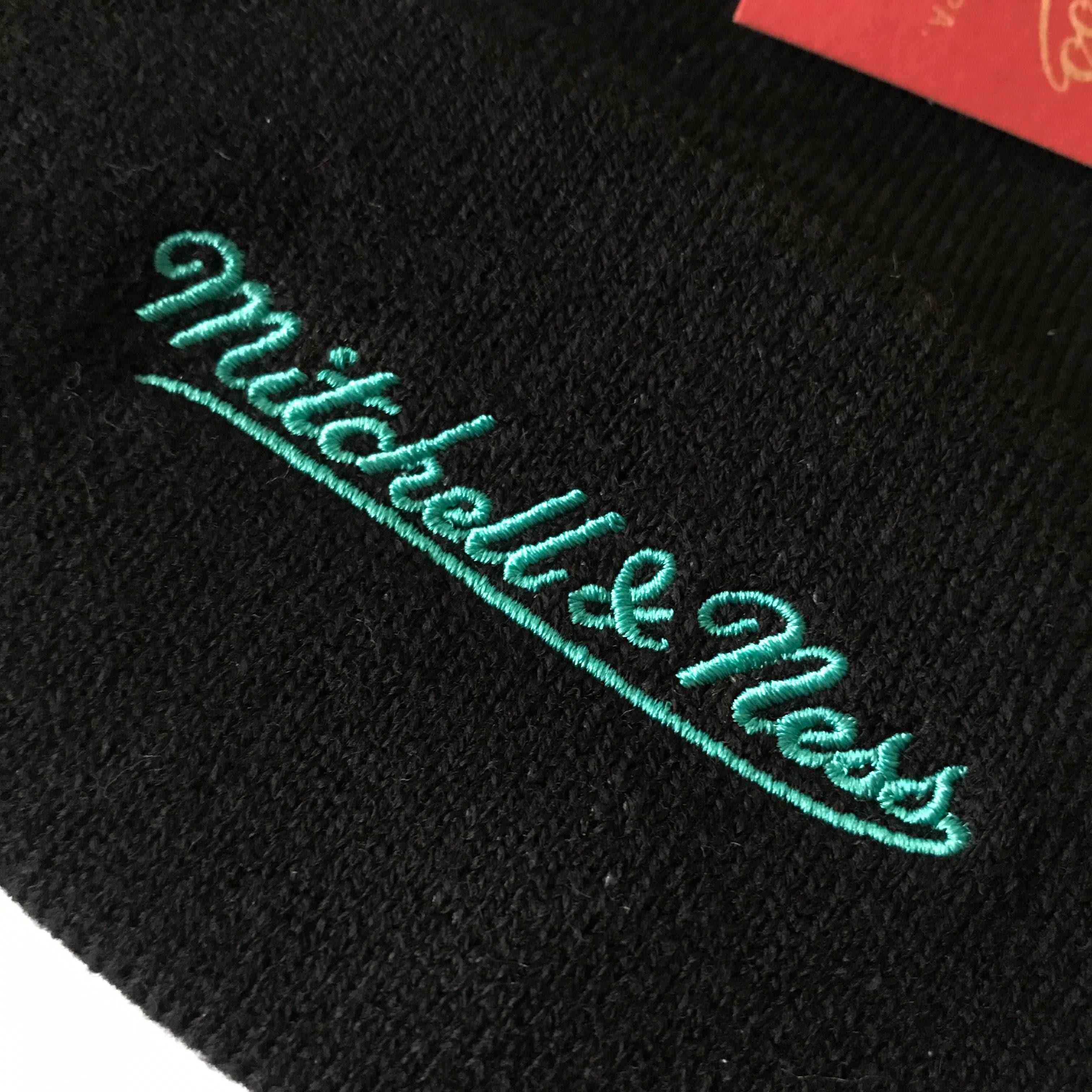 Mitchell And Ness Beanies San Antonio Spurs Mitchell & Ness NBA Script Burst Pom Knit Beanie - Black